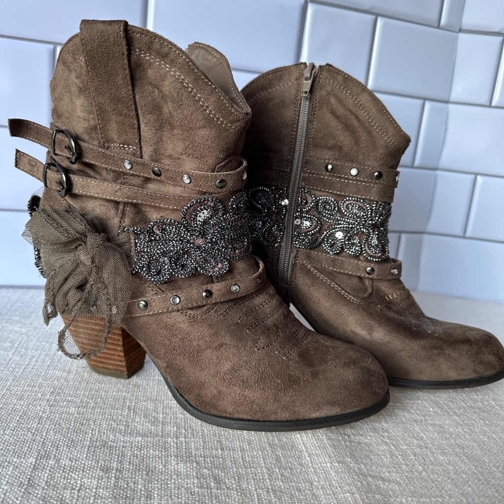 Women’s Sz 8.5 Western Booties With Bling